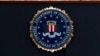 ARCHIVO - El sello del FBI expuesto en una conferencia de prensa en la sede de la agencia en Washington, en junio de 2018.