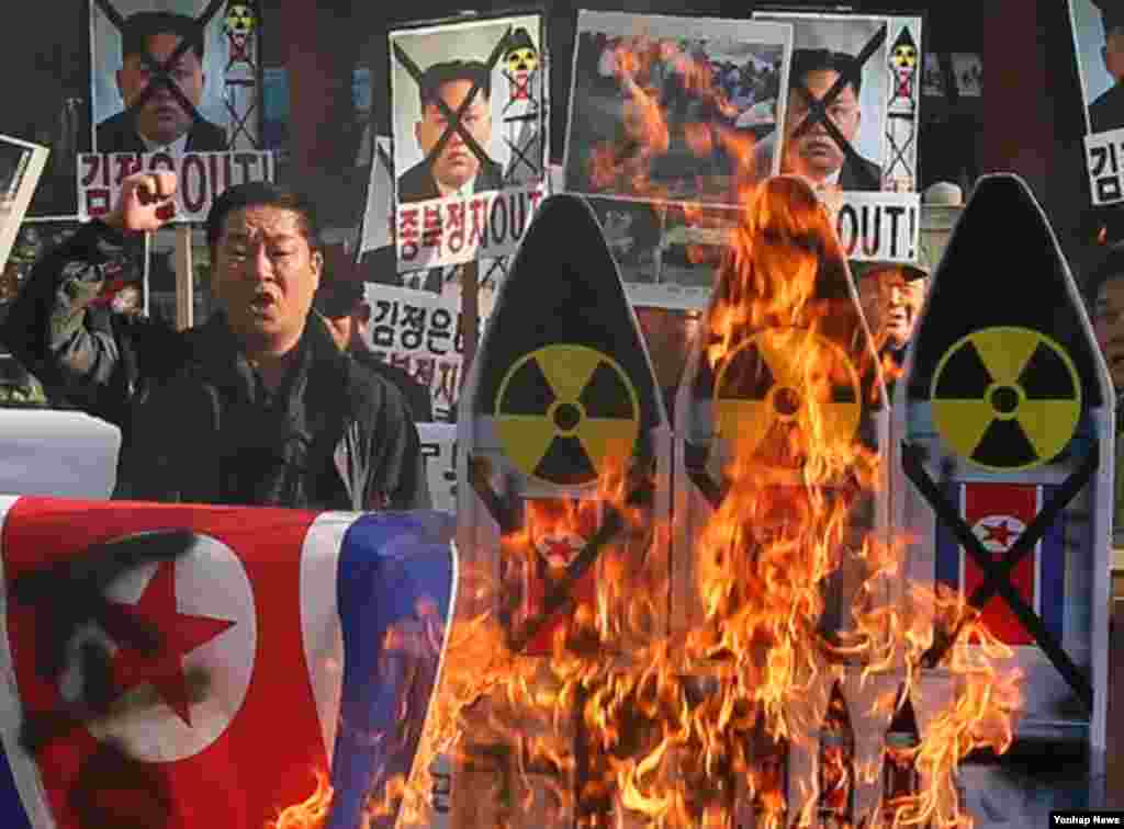 12일 한국 서울에서 열린 '북한 미사일 발사 규탄' 기자회견에서 보수단체 회원들.