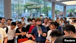 중국 통신장비업체 화웨이 직원이 지난달 30일 광둥성 선전 시내 매장에서 최신 스마트폰 '메이트60 프로'를 소개하고 있다. (자료사진)