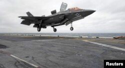 미국 '록히드마틴'사의 최첨단 전투기 F-35B '라이트닝 2'가 'USS 와스프' 강습상륙함에 착륙하고 있다. (자료사진)