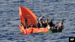 Dezenas de etíopes e somalis a bordo da uma embarcação precária naufragaram no Golfo de Aden, em Setembro de 2010, pouco depois de esta foto ter sido tirada. Ao fugirem dos perigos da guerra muitas pessoas enfrentam perigos quase tão grandes no mar.