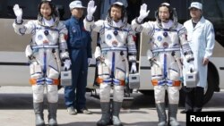 Liu Yang (izq.) junto a sus dos compañeros de vuelo poco antes de la partida.