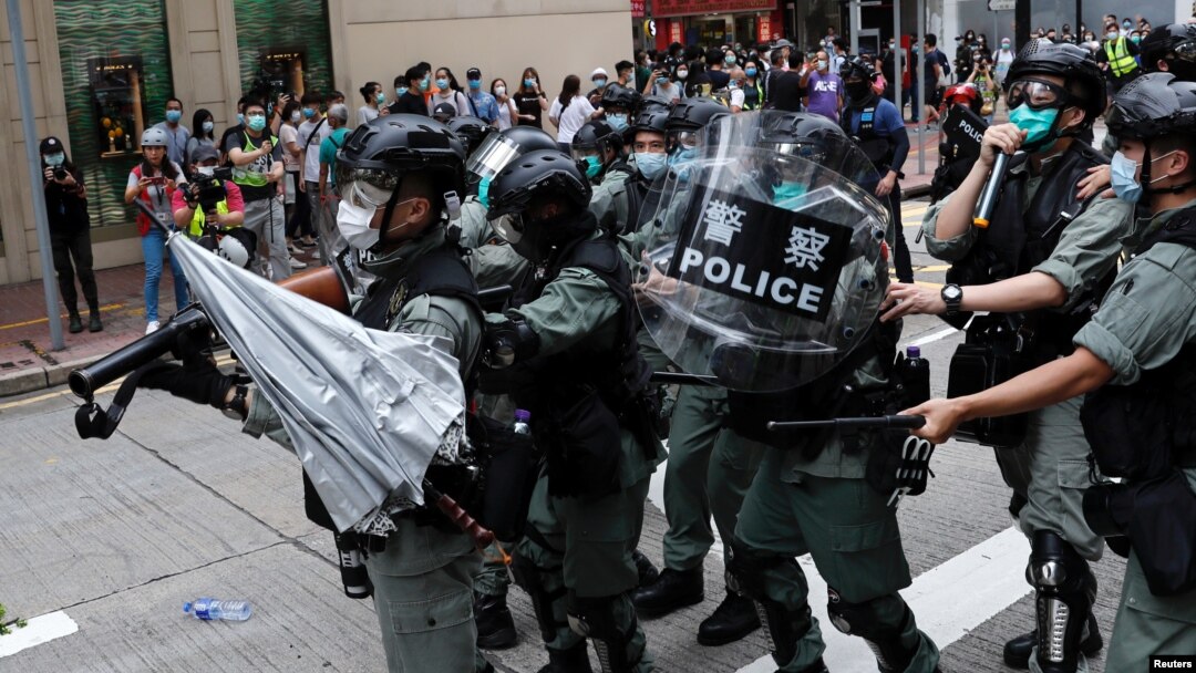 在2020年5月24日反對中國針對香港國安立法的抗議活動中，一把雨傘被扔向防暴警察。