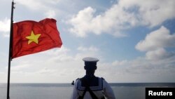 Việt Nam gọi Tây Sa là Hoàng Sa và Nam Sa là Trường Sa và cũng dựa trên các yếu tố lịch sử và pháp lý để tuyên bố thuộc chủ quyền của mình.