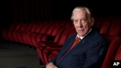 ARCHIVO - El actor Donald Sutherland en la Academia de Artes y Ciencias Cinematográficas en Beverly Hills, California, el 13 de octubre de 2017. Sutherland, el imponente actor canadiense de "M.A.S.H." y "The Hunger Games", ha muerto a los 88 años. 