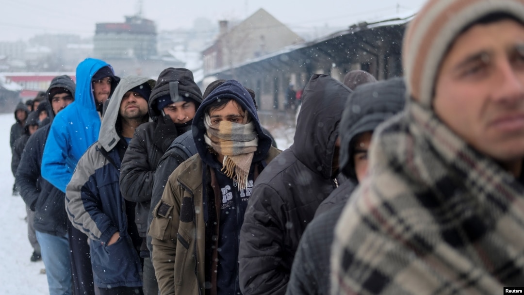 Arhiva - Migranti u redu čekaju besplatan obrok dok pada sneg, ispred prostorija carine, Beograd, Srbija 18. januar 2017. (REUTERS/Marko Djurica - RTSW2DA)