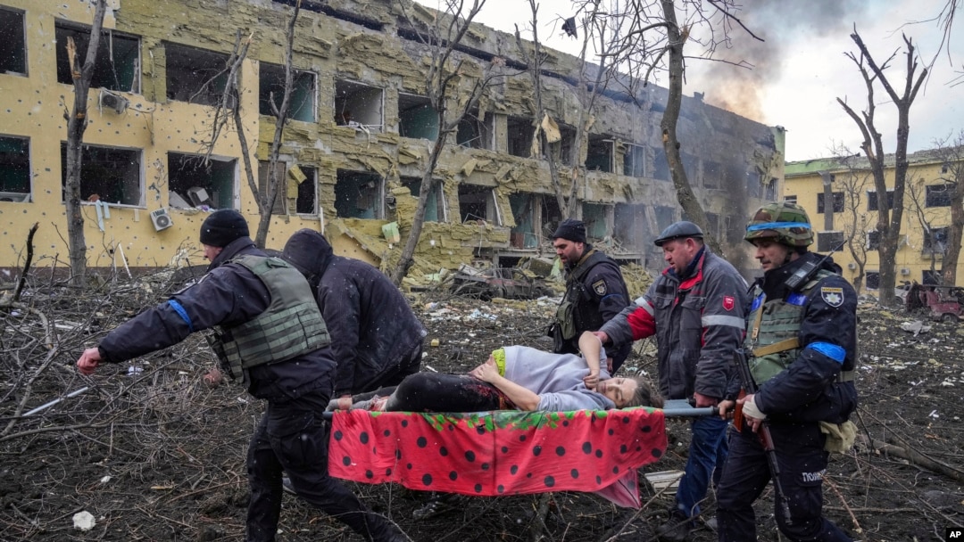 Iryna Kalinina es trasladada a toda prisa para recibir ayuda médica, tras un ataque ruso en Mariúpol, Ucrania, el 9 de marzo de 2022. Esta imagen de Iryna Kalinina fue galardonada con el World Press Photo a mediados de este año.