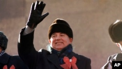 1987年11月7日俄羅斯革命70週年日，蘇聯領導人米哈伊爾·戈爾巴喬夫在紅場閱兵台上揮手致意