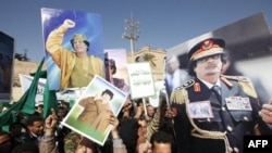 Người ủng hộ chính phủ tụ tập tại thủ đô Tripoli, hô khẩu hiệu ủng hộ ông Gadhafi, 17/2/2011