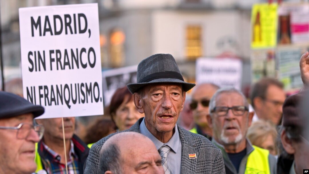 El pasado jueves 25 de octubre se realizó una protesta en Madrid, donde los manifestantes urgieron al gobierno y a la Iglesia católica a no permitir que los restos del dictador Franco sean enterrados en la catedral de la ciudad.