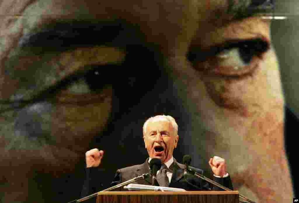 Phó Thủ tướng Israel Shimon Peres đọc diễn văn tại Quảng trường Rabin ở Tel Aviv, Israel, thứ Bảy ngày 12/11/2005, trong buổi lễ kỷ niệm 10 năm vụ ám sát Thủ tướng Israel Yitzhak Rabin.