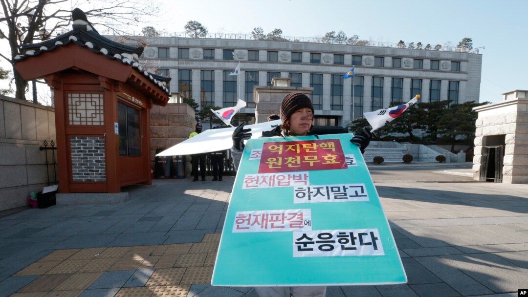 A supporter of disgraced South Korean President Park Geun-hye stands to oppose her impeachment in front of the Constitutional Court in Seoul, South Korea, Jan. 10, 2017.