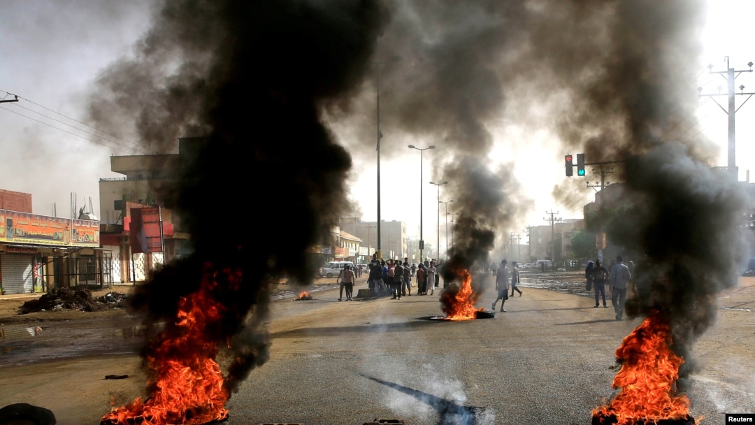 Sudanese protesters use burning tires to erect a barricade on a street, demanding that the country's Transitional Military Council hand over power to civilians, in Khartoum, Sudan, June 3, 2019.