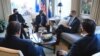 El presidente de Honduras, Juan O. Hernández (al centro al fondo), en una visita a Washington el 3 de diciembre se reúne con directivos de la Corporación Financiera Internacional para el Desarrollo de EE.UU. [Foto cortesía de la Presidencia de Honduras].