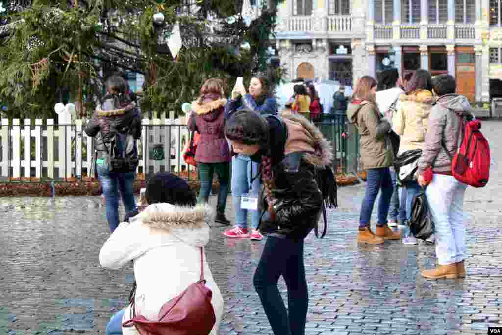 Warmer weather and the illusion that the Brussels is no longer under threat brought more tourists out on Wednesday than in the previous three days, 25 Nov. 2015. (Heather Murdock/VOA)