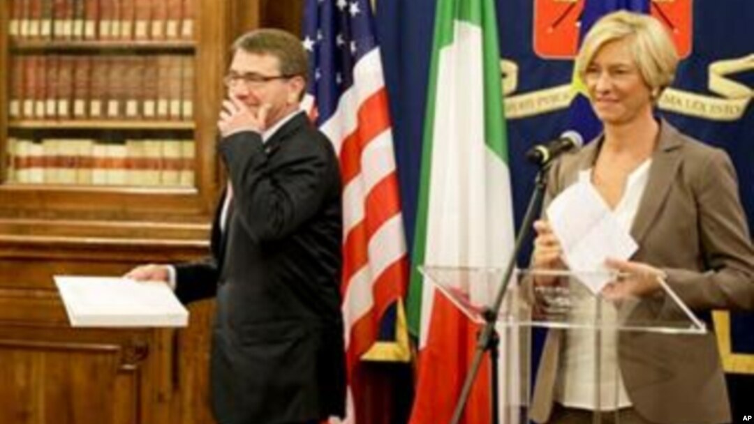 El secretario de Defensa de EE.UU., Ashton Carter, y su homóloga italiana Roberta Pinotti, durante una conferencia de prensa en Roma, el miércoles 7 de octubre de 2015.