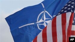 Cờ Nato và cờ Hoa Kỳ treo bên ngoài bản doanh của NATO ở Brussels
