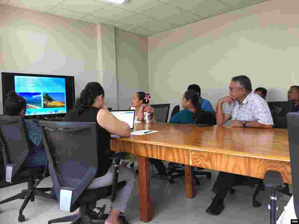 Eugene Pangelinan, Giám đốc Cơ quan Quản lý Tài nguyên Đại dương Quốc gia (NORMA) của Liên bang Micronesia, tham dự một cuộc họp với toàn thể nhân viên tại trụ sở của cơ quan ở Kolonia, Pohnpei, Liên bang Micronesia, ngày 26 tháng 4, 2017. Ông nói tình trạng tàu cá Việt Nam đến đánh bắt trái phép là vấn đề "rất nghiêm trọng" đối với nước của ông. 