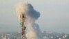 Columnas de humo se elevan desde el lugar de un ataque aéreo israelí en la aldea de Taybeh, en el sur del Líbano, el 15 de octubre de 2024.