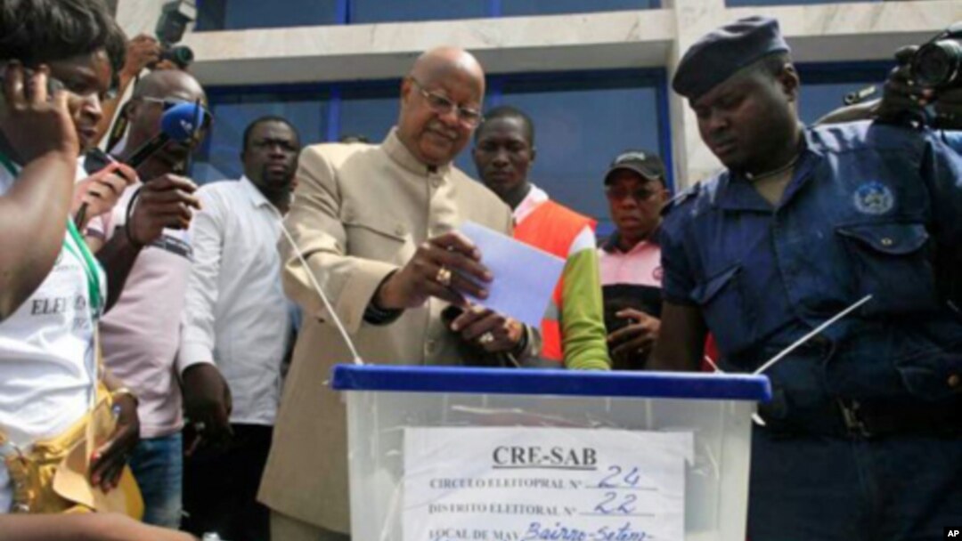 Ex-primeiro-ministro Carlos Gomes Junior votando em Bissau