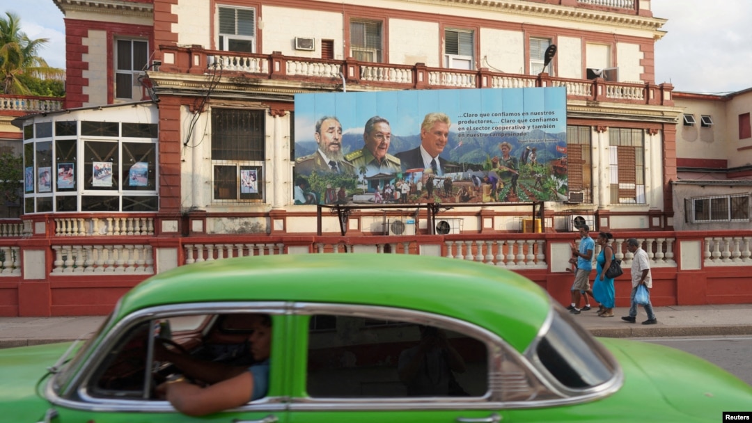 FOTO DE ARCHIVO: Imágenes del difunto presidente cubano Fidel Castro, el expresidente cubano Raúl Castro y el presidente y primer secretario cubano del Partido Comunista Miguel Díaz-Canel se muestran en una valla publicitaria en La Habana, Cuba, el 12 de abril de 2023.