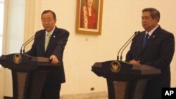 Tổng thư ký Liên Hiệp Quốc Ban Ki Moon trong cuộc họp báo chung với Tổng thống Indonesia Susilo Bambang Yudhoyono tại Jakarta, ngày 20/3/2012