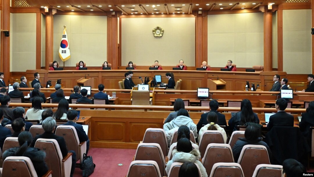南韓憲法法院週二在首爾舉行總統尹錫烈國會彈劾案的首次正式聽證會。因尹錫悅缺席，憲法法院決定庭審後舉行。 (2025 年1月14日)