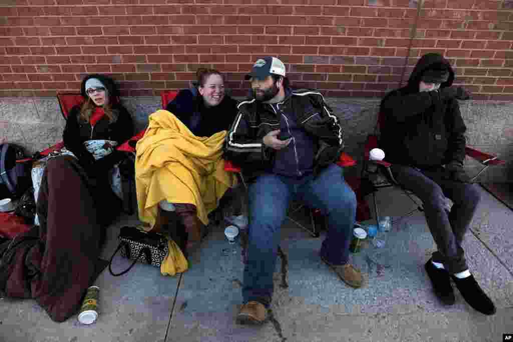 Bargain hunters wait outside a Best Buy to be among the first to purchase discounted electronics when the store opens its doors at 6 p.m. on Thanksgiving Day in Atlanta, Georgia, Nov. 28, 2013.