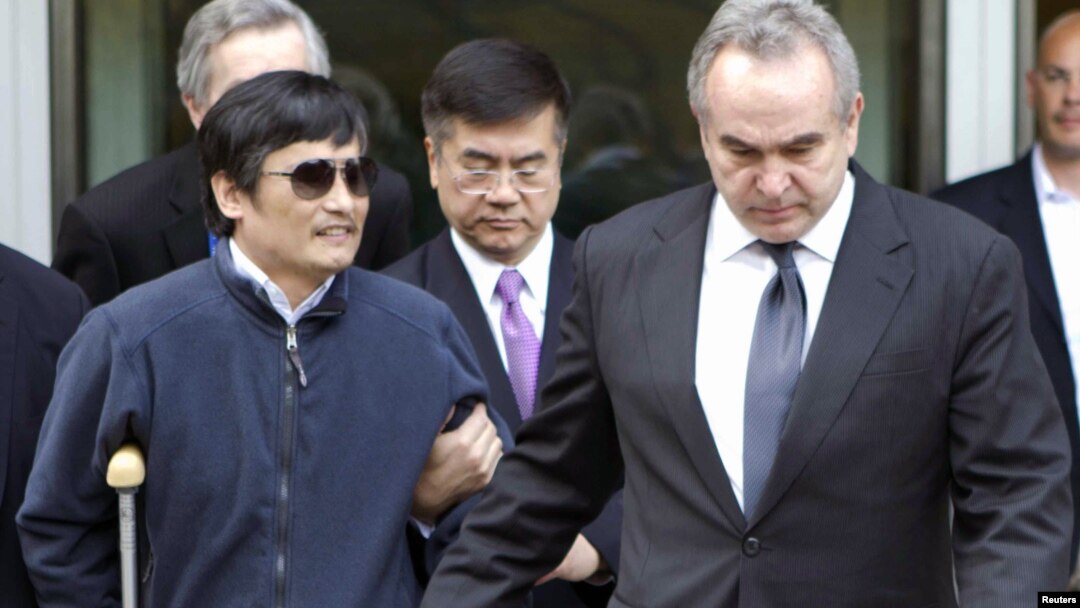 Chen Guangchen sale de la embajada de Estados Unidos en Beijing, acompañado del sub secretario de Estado para Asia y el Pacífico, Kurt Campbell (derecha).