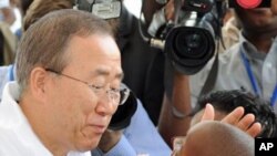 Secretário-geral da ONU, Ban ki-Moon no lançamento da nova campanha de vacinação contra a polio em Angola (27 Fevereiro, 2012)