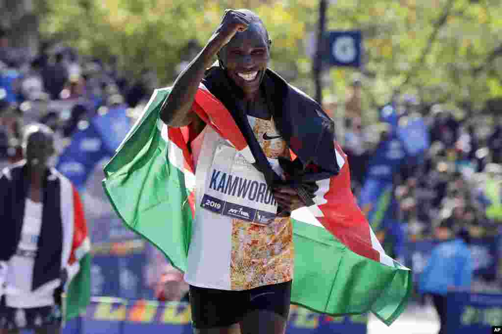 Geoffrey Kamworor of Kenya takes a victory lap after winning the Pro Men's Division of the New York City Marathon, in Central Park, Nov. 3, 2019.