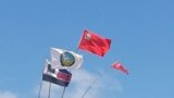 Bandeiras dos diversos partidos no distrito de Mueda. Moçambique, Outubro 2014