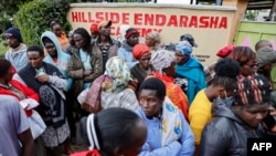 Wazazi na wananchi katika jamii wamekusanyika nje ya shule ya Hillside Endarasha Academy huko kaunti ya Nyeri Parents Septemba 6, 2024 baada ya moto kuua watoto 17.