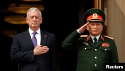Ông Mattis đón Bộ trưởng Quốc phòng Việt Nam Ngô Xuân Lịch hồi năm ngoái.