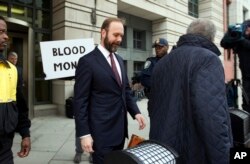 Rick Gates deja el tribunal federal en Washington, el viernes 23 de febrero de 2018. Gates, ex asesor principal de la campaña del presidente Donald Trump, se declaró culpable de cargos de conspiración federal y declaraciones falsas en la investigación de Rusia del fiscal especial Robert Mueller.