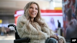 Rossiyalik xonanda Yuliya Samoylova. 27 yoshli ijodkor kolyaskada yuradi. 