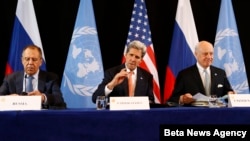 Ngoại trưởng Mỹ John Kerry (giữa), Ngoại trưởng Nga Sergey Lavrov (trái) và Đặc sứ LHQ Staffan de Mistura trong cuộc họp báo sau cuộc họp của Nhóm Quốc tế Hỗ trợ Syria ở Munich, Đức, ngày 12/2/2016.
