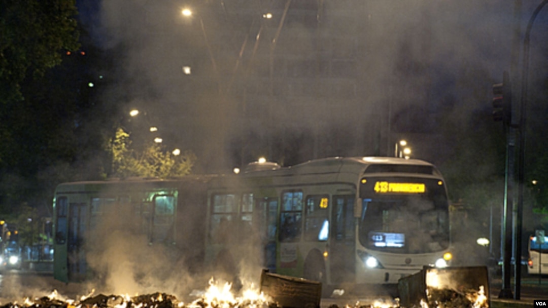 Los estudiantes prendieron varias barricadas en distintos puntos de la capital chilena.