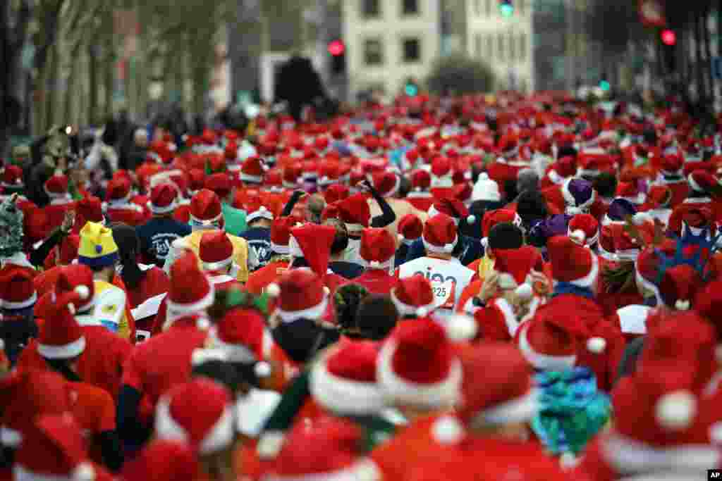 Runners dressed as Santa Claus take part in the "Christmas Corrida Race" on the streets of Issy Les Moulineaux, outside Paris, France.