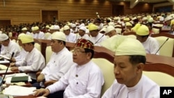Các nhà lập pháp Miến Ðiện tham dự phiên họp của quốc hội ở Naypyitaw, ngày 23/4/2012