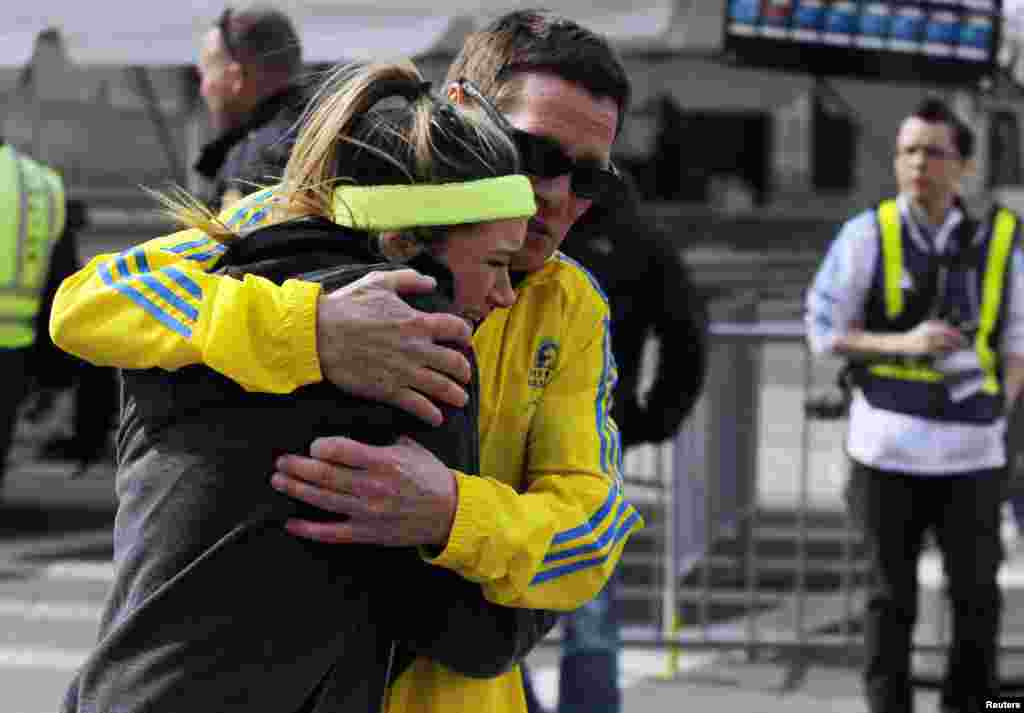 Một phụ nữ được an ủi sau vụ nổ tại cuộc đua Marathon ở Boston, Massachusetts, ngày 15/4/2013.