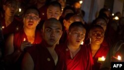 Chư tăng Tây Tạng lưu vong ở thành phố Dharamsala, Ấn Độ cầu nguyện cho những người đã tự thiêu