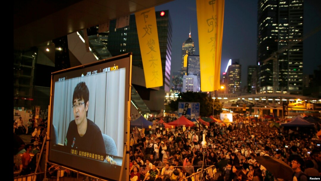 香港示威者觀看政府官員與學聯代表的對話