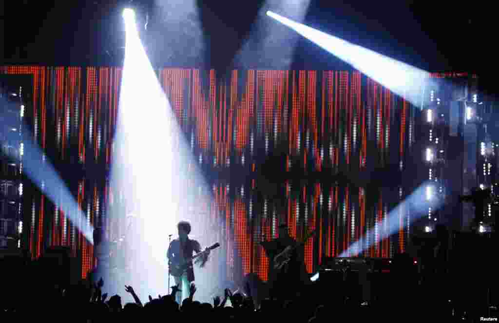 Prince performs during the Billboard Music Awards at the MGM Grand Garden Arena in Las Vegas, Nevada, May 19, 2013.