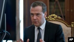 El primer ministro ruso, Dmitry Medvedev, dice que EE.UU. no debe aumentar las sanciones contra Rusia.