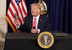 El presidente Donald Trump habla con periodistas en una conferencia de prensa en su club de campo en Bedminster, Nueva Jersey, el sábado 8 de agosto de 2020.