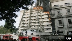 Lửa phát ra tòa nhà thuộc Bộ Nội vụ Ai Cập ở thủ đô Cairo, ngày 22/3/2011