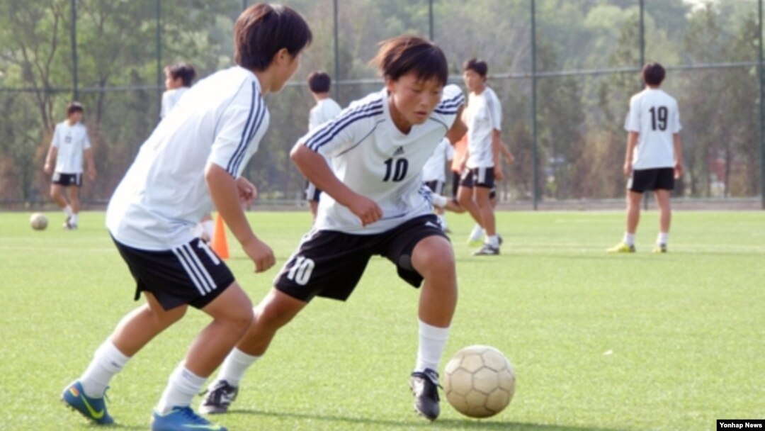 지난 6월 북한 여자축구 선수들의 훈련 모습을 조선중앙통신이 보도했다. (자료사진)