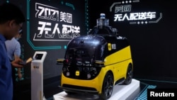 上海舉行的世界人工智能大會上展出的美團人工智能無人配送車。 （2021年7月8日）