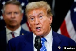 El expresidente estadounidense y candidato presidencial republicano Donald Trump habla con los medios luego de reuniones con republicanos en el Capitolio, en la sede del Comité Senatorial Nacional Republicano en Washington, el 13 de junio de 2024.